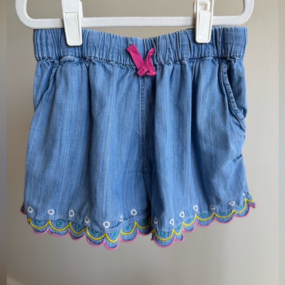 MINI BODEN | Chambray Scalloped Shorts